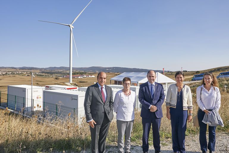 El vicepresidente Aierdi, junto a responsables de Acciona Energía. El vicepresidente Aierdi, junto a responsables de Acciona Energía.