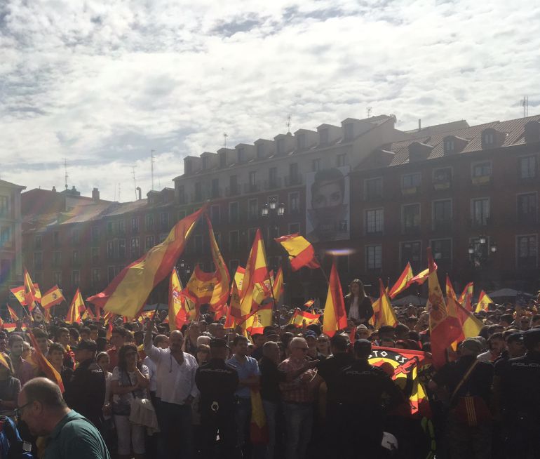 Concentración en la Plaza Mayor de Valladolid en defensa de la unidad de España Concentración en la Plaza Mayor de Valladolid en defensa de la unidad de España