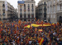 Miles de personas se manifiestan por la unidad de España en Barcelona