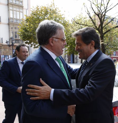 Ignacio Vidau y Javier Fernández se saludan a la entrada del acto Ignacio Vidau y Javier Fernández se saludan a la entrada del acto