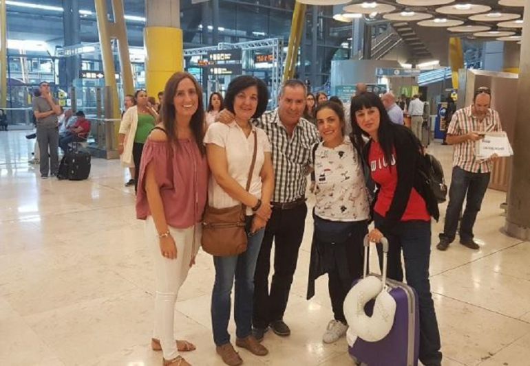 Guía Andrada y su familia a su llegada a Barajas Guía Andrada y su familia a su llegada a Barajas