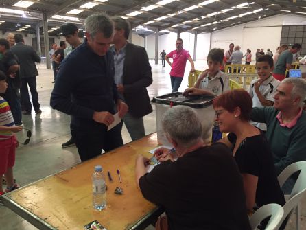 L'alcalde d'Amposta, en el moment de votar al pabelló firal de la localitat.