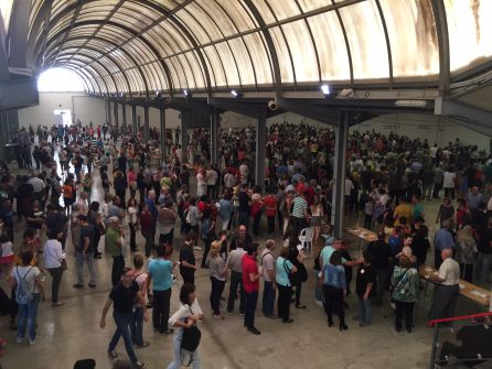 Centenars de persones, fent cua a Amposta per votar. Centenars de persones, fent cua a Amposta per votar.