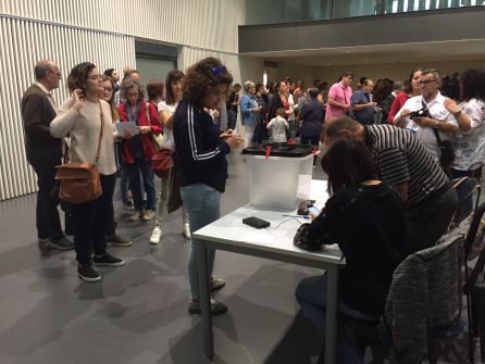 Primers votants del dia, al Centre Cívic de Ferreries de Tortosa. Primers votants del dia, al Centre Cívic de Ferreries de Tortosa.