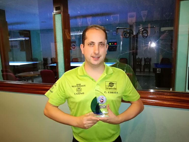 Carlos Cortés, con su trofeo de subcampeón en Santander. Carlos Cortés, con su trofeo de subcampeón en Santander.