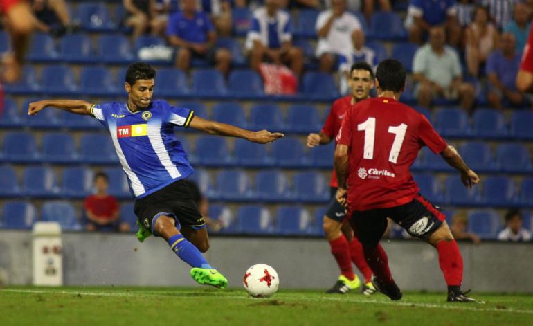Nieto intenta golpear el balón ante el Olot Nieto intenta golpear el balón ante el Olot