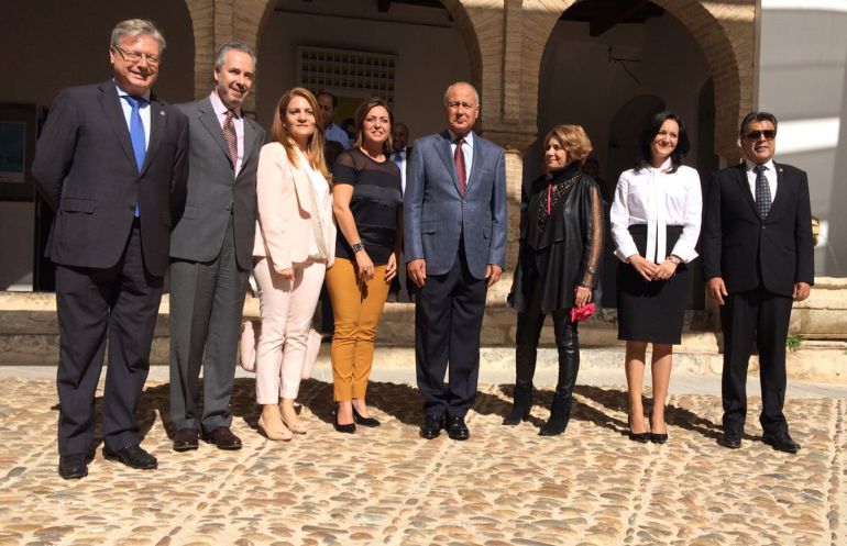Ahmed Aboul Gheit junto a la alcaldesa y el resto de autoridades, durante la recepción en la sede de Casa Árabe Ahmed Aboul Gheit junto a la alcaldesa y el resto de autoridades, durante la recepción en la sede de Casa Árabe