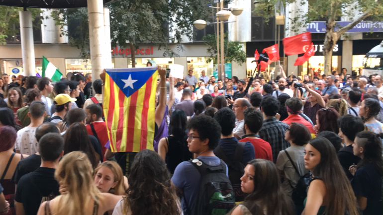 Choque dialéctico en el Bulevar entre colectivos por la situación en Cataluña Choque dialéctico en el Bulevar entre colectivos por la situación en Cataluña