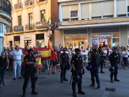 Choque dialéctico en el Bulevar entre colectivos por la situación en Cataluña Choque dialéctico en el Bulevar entre colectivos por la situación en Cataluña