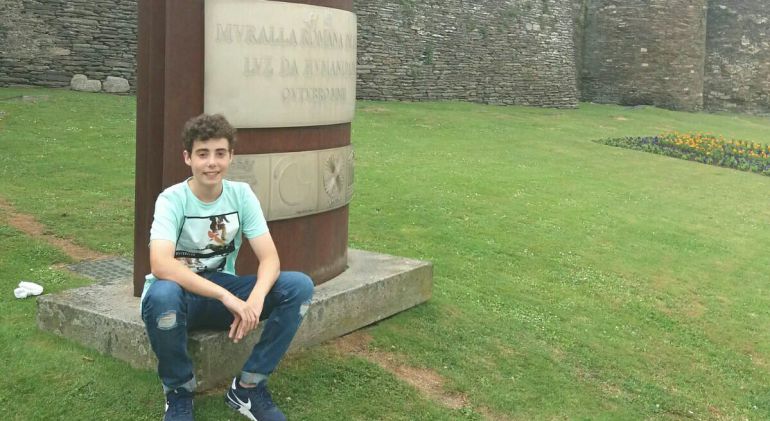 Édgar Bao a los pies de la Muralla de Lugo Édgar Bao a los pies de la Muralla de Lugo
