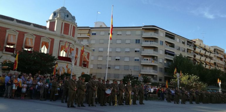 Un millar de ciudadrealeños rinden homenaje a la bandera Un millar de ciudadrealeños rinden homenaje a la bandera