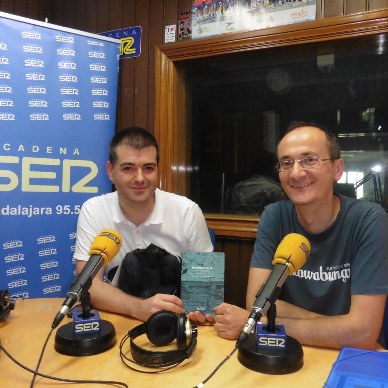 David Moreno y José Ramón Paramio, del Rincón Lento, con el libro en el que está basada la exposición. David Moreno y José Ramón Paramio, del Rincón Lento, con el libro en el que está basada la exposición.