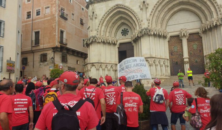 Marcos de Quinto recoge en su Twitter la concentración de trabajadores el día de su boda. Marcos de Quinto recoge en su Twitter la concentración de trabajadores el día de su boda.