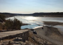 Estado actual de la cola del embalse del Negratín con la balsa de los antiguos Baños termales de Zújar (Granada)