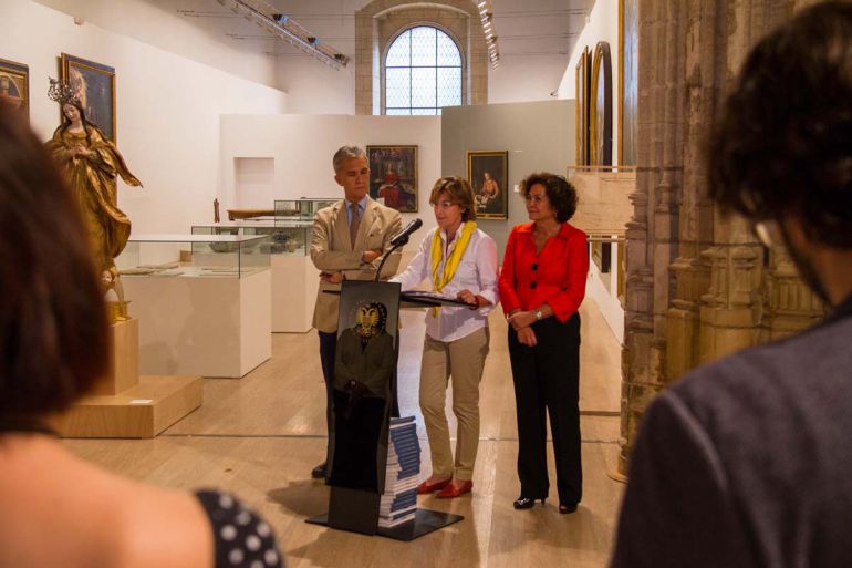 La rectora, Pilar Aranda (de rojo), en la presentación de la exposición sobre el Campus de Cartuja La rectora, Pilar Aranda (de rojo), en la presentación de la exposición sobre el Campus de Cartuja