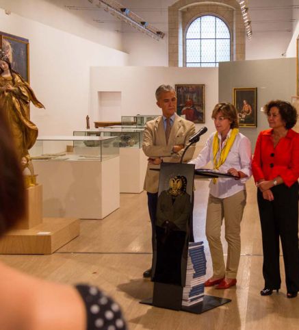 La rectora, Pilar Aranda (de rojo), en la presentaci&oacute;n de la exposici&oacute;n sobre el Campus de Cartuja