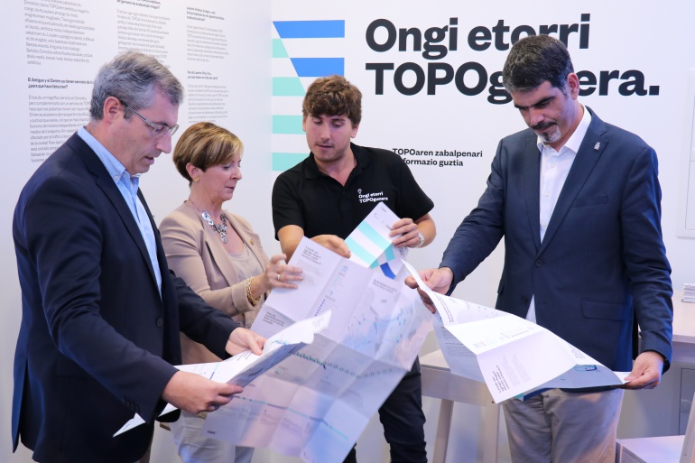 El diputado general, Markel Olano, la consejera de transportes, Arantza Tapia, y el alcalde de San Sebastián, Eneko Goia, en TOPOgunea. El diputado general, Markel Olano, la consejera de transportes, Arantza Tapia, y el alcalde de San Sebastián, Eneko Goia, en TOPOgunea.