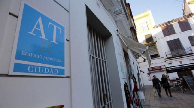 Los vecinos con pisos turísticos en sus bloques, desesperados