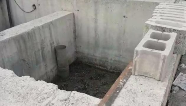 Fosa séptica donde arrojaron al perro en un terreno vallado donde era imposible que accediese solo Fosa séptica donde arrojaron al perro en un terreno vallado donde era imposible que accediese solo