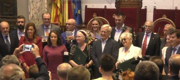 Joan Ribó, la concejal Gloria Tello y todos los portavoces municipales posan junto a los distinguidos este año por el Ayuntamiento Joan Ribó, la concejal Gloria Tello y todos los portavoces municipales posan junto a los distinguidos este año por el Ayuntamiento