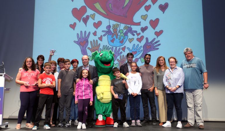 Los niños recibieron un reconocimiento por su participación en el programa 'Convivir con corazón'. Los niños recibieron un reconocimiento por su participación en el programa 'Convivir con corazón'.