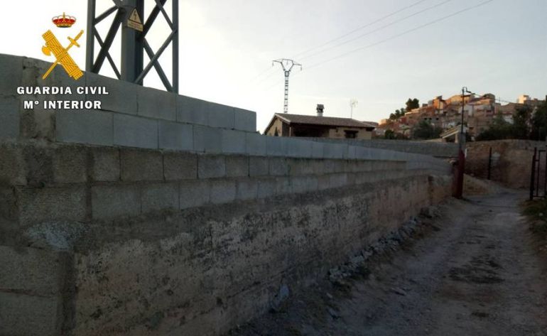 Este es el muro que tuvieron que saltar los ladrones para acceder a la explotación Este es el muro que tuvieron que saltar los ladrones para acceder a la explotación