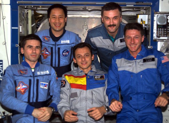 Pedro Duque junto a compa&ntilde;eros astronautas de las expedici&oacute;n s&eacute;ptima y octava a la Estaci&oacute;n Espacial Internacional (ISS)