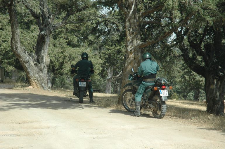 Dos agentes del Seprona vigilan en un espacio natural de la provincia Dos agentes del Seprona vigilan en un espacio natural de la provincia