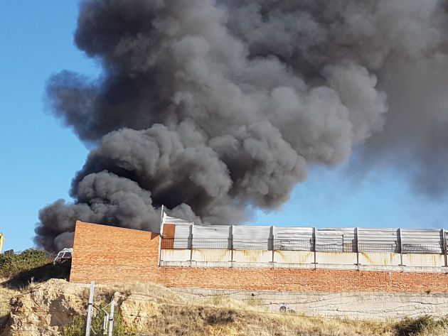 Incendio en el Polígo el Cerro desde el Puente de Hierro