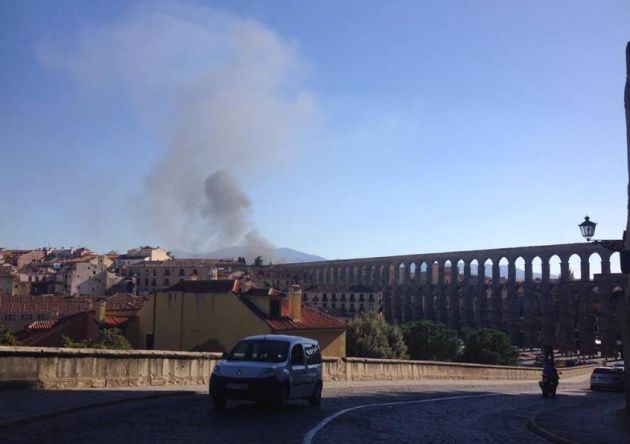 Vista de la columna de humo desde el centro de Segovia Vista de la columna de humo desde el centro de Segovia