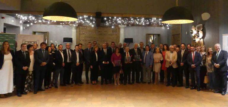 Foto de familia tras la celebración de la asamblea Foto de familia tras la celebración de la asamblea