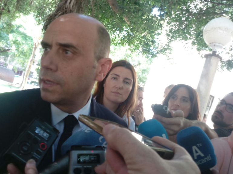 Gabriel Echavarri, a las puertas de los juzgados de Benalúa Gabriel Echavarri, a las puertas de los juzgados de Benalúa