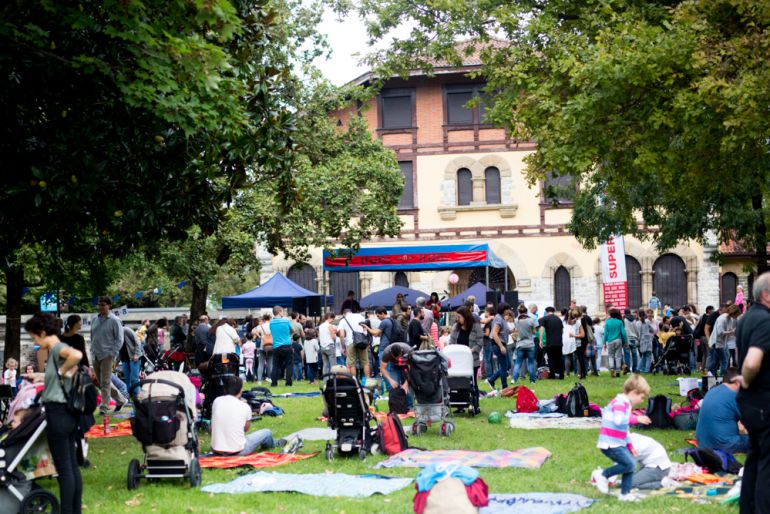 Imagen de una de las jornadas de "Txikimusika" en el parque Mendibil.