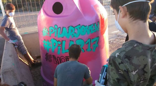 Jóvenes pintando contenedores Jóvenes pintando contenedores