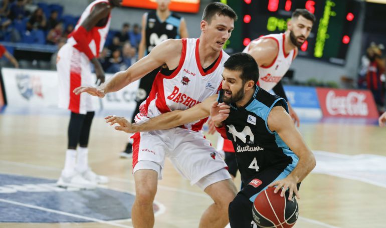 Matt Janning trata de arrebatar el balón a Aleksandar Cvetkovic, del Estudiantes. Matt Janning trata de arrebatar el balón a Aleksandar Cvetkovic, del Estudiantes.