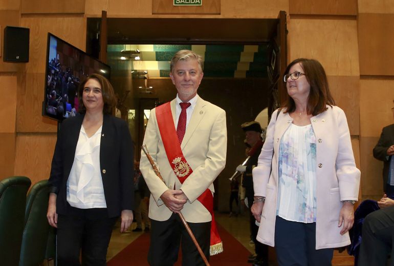 El alcalde de Zaragoza Pedro Santisteve, entra en el Salón de Plenos del Ayuntamiento de Zaragoza acompañado por las alcaldesas de Barcelona, Ada Colau y de Cambrils, Camí Mendoza , El alcalde de Zaragoza Pedro Santisteve, entra en el Salón de Plenos del Ayuntamiento de Zaragoza acompañado por las alcaldesas de Barcelona, Ada Colau y de Cambrils, Camí Mendoza ,