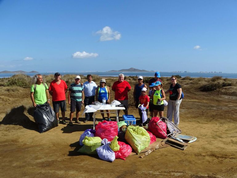300 kg de basura se han recogido en la playa de Lo Poyo 300 kg de basura se han recogido en la playa de Lo Poyo