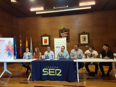 En la fotografía de izquierda a derecha: Raúl 'El Balilla'; Leticia Egea, concejala de festejos Ayuntamiento de La Unión; Pedro López, alcalde de La Unión; Antonio Rosa, director de Radio Cartagena SER; Joaquín Guillén, coordinador de musicales de PRISA Radio en la Región de Murcia; David Andreu y Salva Ortega. En la fotografía de izquierda a derecha: Raúl 'El Balilla'; Leticia Egea, concejala de festejos Ayuntamiento de La Unión; Pedro López, alcalde de La Unión; Antonio Rosa, director de Radio Cartagena SER; Joaquín Guillén, coordinador de musicales de PRISA Radio en la Región de Murcia; David Andreu y Salva Ortega.