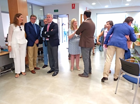 El secretario de Estado de Hacienda, José Enrique Fernández de Moya, ha visitado las instalaciones para saludar a los empleados y conocer como se trabaja en esta oficina. El secretario de Estado de Hacienda, José Enrique Fernández de Moya, ha visitado las instalaciones para saludar a los empleados y conocer como se trabaja en esta oficina.