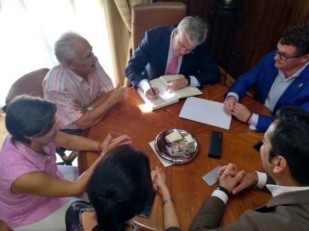 El secretario de Estado de Hacienda, firmó por segunda vez en este documento, la primera en una visita anterior como alcalde de Jaén. El secretario de Estado de Hacienda, firmó por segunda vez en este documento, la primera en una visita anterior como alcalde de Jaén.
