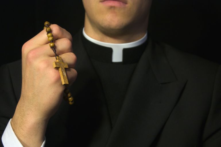 Un sacerdote cuelga los hábitos tras confesar que tenía dos hijos Un sacerdote cuelga los hábitos tras confesar que tenía dos hijos