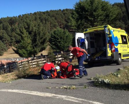 Una ambulancia recogió al montañero en el helipuerto de Hoyos del Espino Una ambulancia recogió al montañero en el helipuerto de Hoyos del Espino