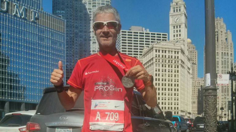 Martín Fiz con la medalla de oro en Chicago. Martín Fiz con la medalla de oro en Chicago.