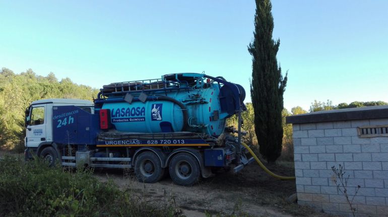 El camión cisterna dejando agua en los depósitos El camión cisterna dejando agua en los depósitos
