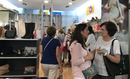 Clientas de la tienda de Cáritas en Jaén. Clientas de la tienda de Cáritas en Jaén.