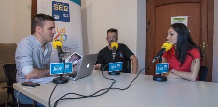 De izquierda a derecha, César García, el experto en pinturas rupestres, Ángel Alcaide, y la directora de la obra 'Así nací yo, Aldeaquemada', Sara Fernández. De izquierda a derecha, César García, el experto en pinturas rupestres, Ángel Alcaide, y la directora de la obra 'Así nací yo, Aldeaquemada', Sara Fernández.