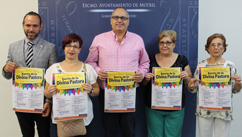 El concejal de Participación Ciudadana, David Martín, junto con los mienbros de la Asociación de vecinos del barrio de Capuchinos presentan el programa de actividades El concejal de Participación Ciudadana, David Martín, junto con los mienbros de la Asociación de vecinos del barrio de Capuchinos presentan el programa de actividades