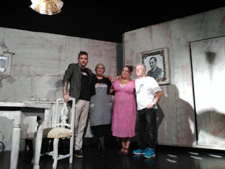 El escenografo, Christophe Berville, las actrices Sonia Colodro, Ana Vilches y el director de la obra Francisco Zaragoza durante los ensayos en ·El ala oeste". El escenografo, Christophe Berville, las actrices Sonia Colodro, Ana Vilches y el director de la obra Francisco Zaragoza durante los ensayos en ·El ala oeste".