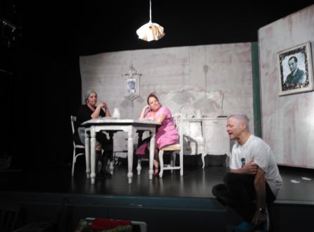Francisco Zaragoza ensaya una escena con las actrices de "una jornada particular" Francisco Zaragoza ensaya una escena con las actrices de "una jornada particular"