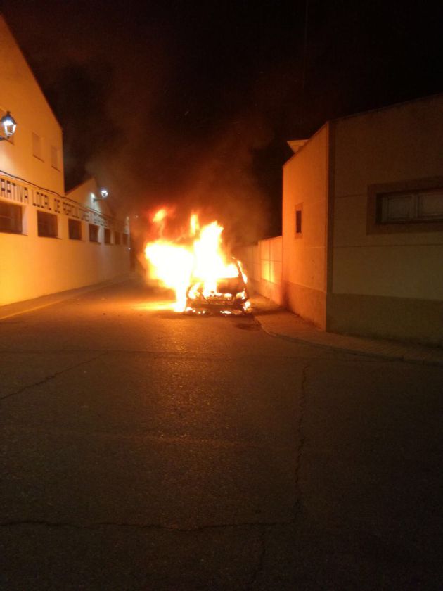 Salen ardiendo 3 vehículos en un período de 10 minutos en Yunquera de Henares y Fontanar (Guadalajara): Arden durante la noche 3 vehículos en Yunquera de Henares y Fontanar Salen ardiendo 3 vehículos en un período de 10 minutos en Yunquera de Henares y Fontanar (Guadalajara): Arden durante la noche 3 vehículos en Yunquera de Henares y Fontanar